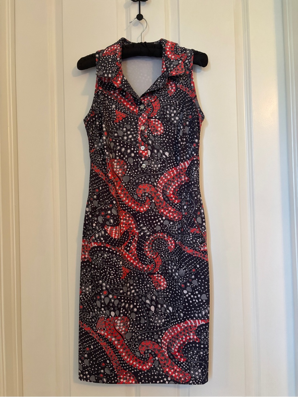 Tee 2 Sea - Sleeveless Collared Red & Black Patterned Sheath Dress. Sz XS